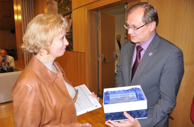 Náměstek hejtmana R. Cikl předsal Cenu Junior matce vítězného studenta Jana Šebka.